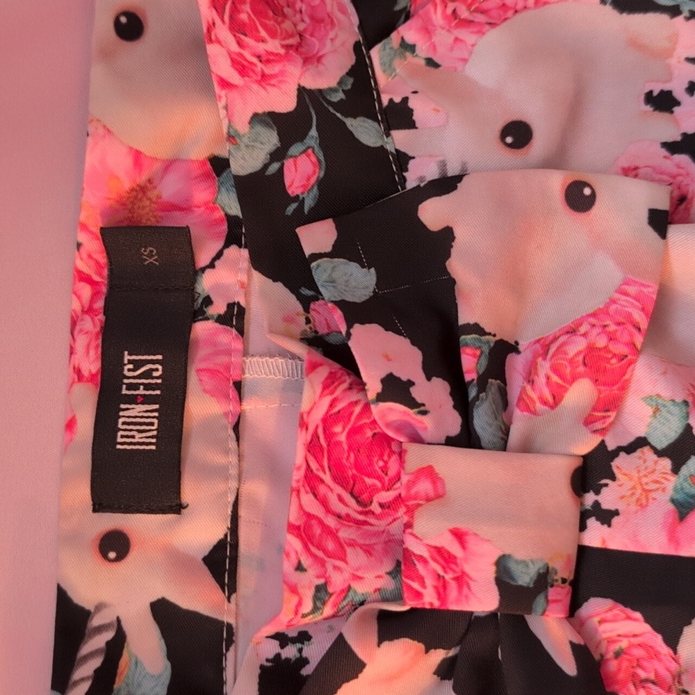 💥3/65$💥 Iron First Buns & Roses Shorts - Picture 2 of 3
